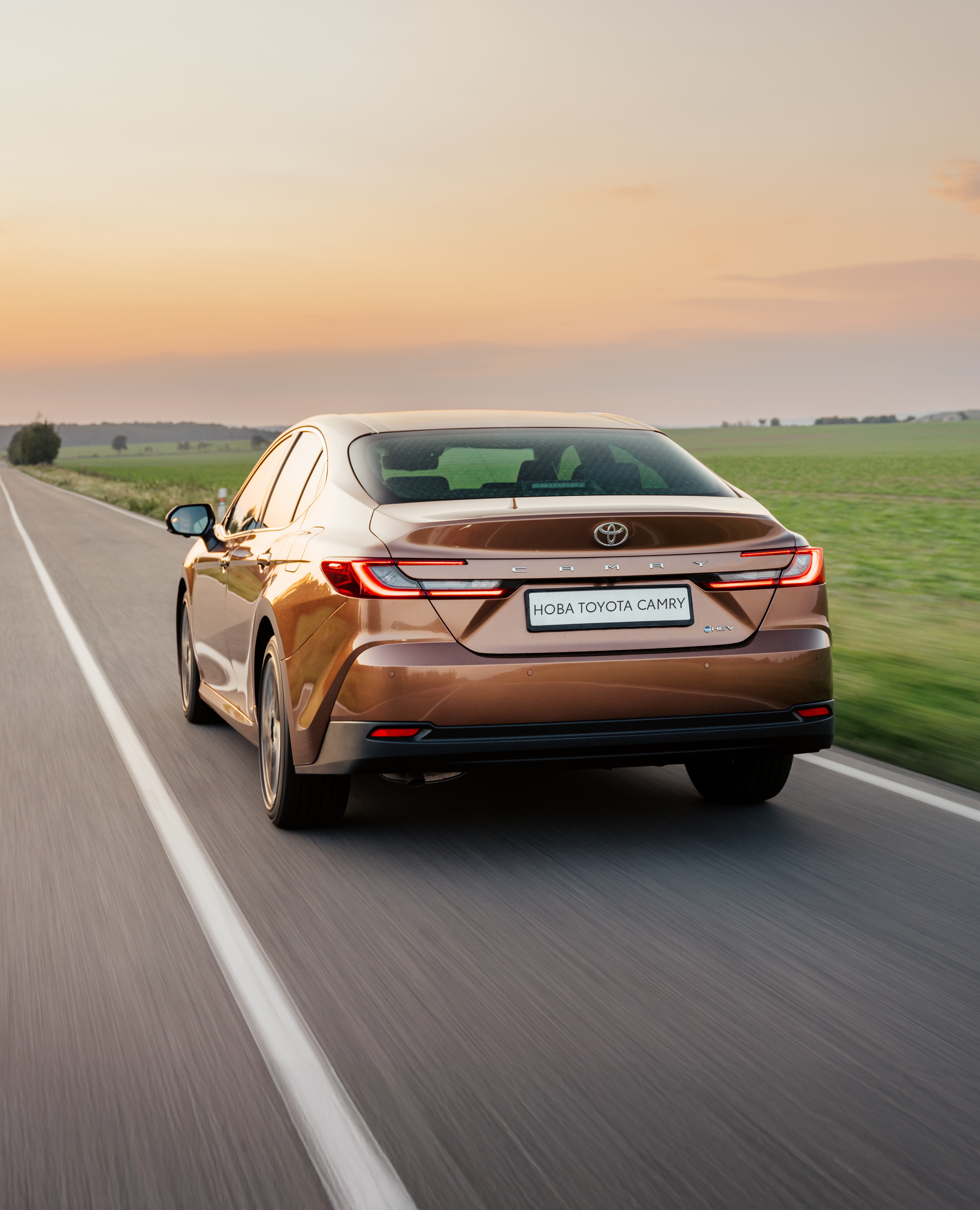 2024_new_camry_executive_bronze_dynamic_006_kopia444